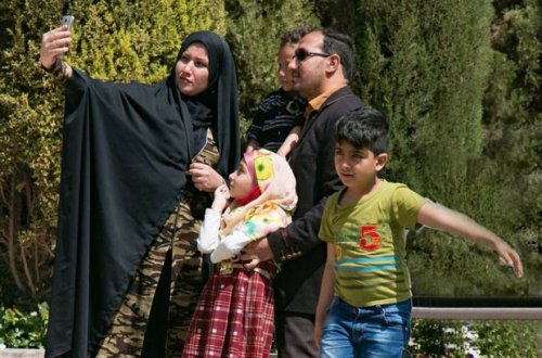 İranda absurd QƏRAR: Kişilərlə qadınlar eyni parkda gəzə bilməzlər - VİDEO