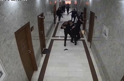 Polis şöbədə arvadını öldürdükdən sonra belə saxlanılıb - ANBAAN VİDEO