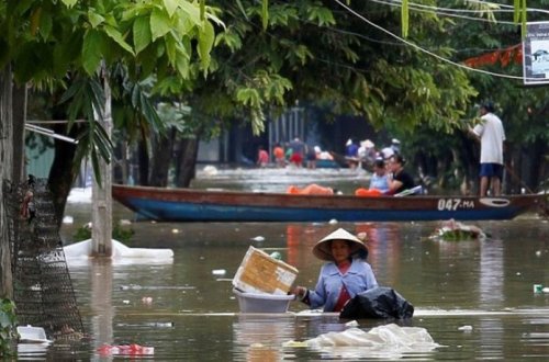 Çində qasırğa zamanı onlarla insan xəsarət alıb