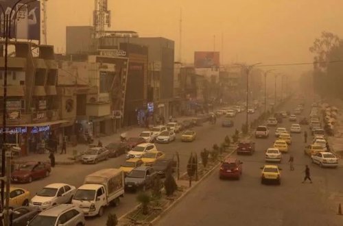 Qum fırtınası İraqda həyatı iflic etdi