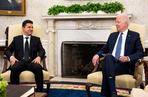 Bayden və Zelenski bir saata yaxın telefonla danışıb