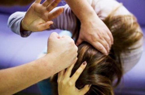 Əmisini və onun arvadını döydü