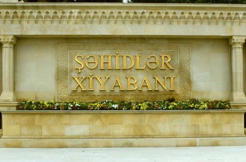 Albaniyanın Baş naziri Şəhidlər xiyabanını ziyarət edib