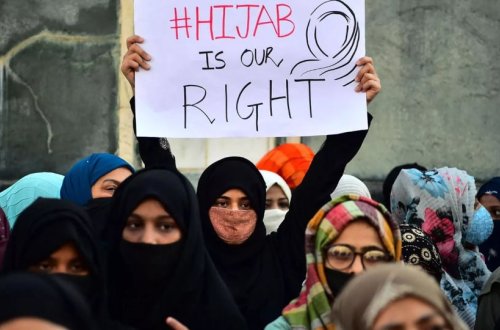 Hindistanda tələbələr hicab qadağasına qarşı məhkəməyə müraciət ediblər