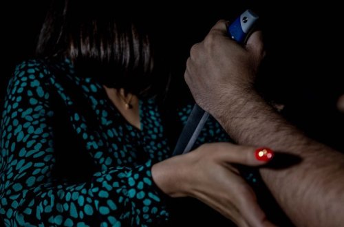 Bakıda qadını öldürməyə cəhddə təqsirləndirilən şəxsin məhkəməsi başlayır