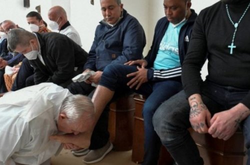 Papa məhkumların ayaqlarından öpdü - FOTOLAR