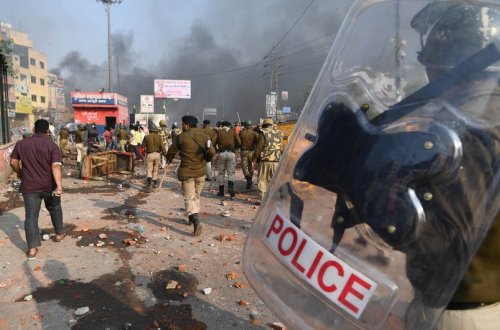 Hindistanın paytaxtında iğtişaşlarda 10-a yaxın polis xəsarət alıb, saxlanılanlar var
