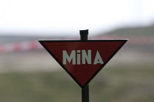 Kəlbəcərdə 20 nəfəri daşıyan avtobusun yolunun üzərində mina aşkarlanıb