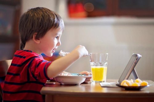 Həkimdən uşaqları planşetə baxaraq yemək yeyən valideynlərə - Xəbərdarlıq