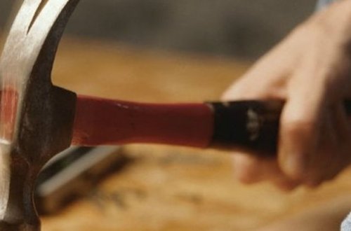 Bakıda arvadının başını çəkiclə əzən kişi: “Paltarlarımı yumurdu”