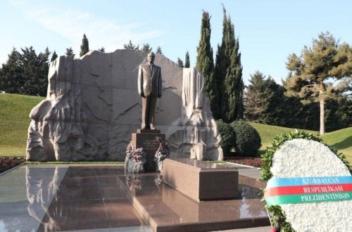 Qırğızıstan Prezidenti ümummilli lider Heydər Əliyevin məzarını ziyarət edib