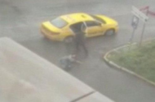 Taksi sürücüsü 8 manatı verməyən qadının başını qapıya çırpdı - VİDEO