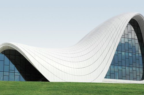 Qırğızıstanın birinci xanımı Heydər Əliyev Mərkəzi ilə tanış olub