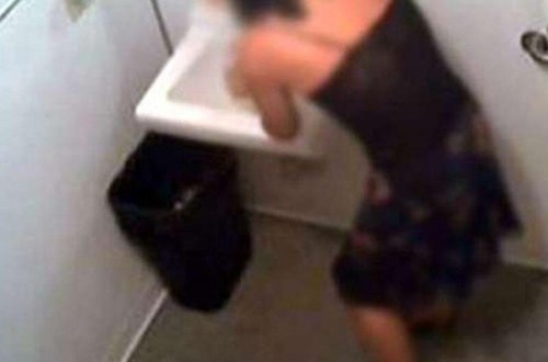 Firmanın qadın ayaqyolusunda gizli kamera tapıldı - FOTO