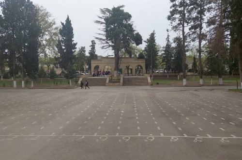 Sinif yoldaşını bıçaqlayan qız məktəbə gəlib - Valideynlər narazıdır