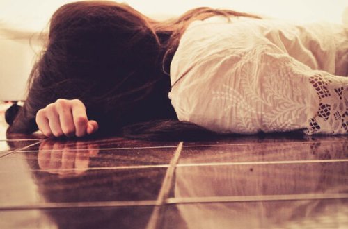 Azərbaycanda tələbə qız intihar etdi