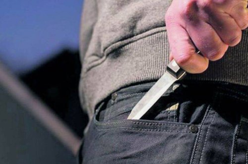 Gəncədə kişi arvadını bıçaqlayıb, çəkiclə döydü