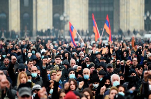 Ermənistan müxalifəti İrəvanda mərkəzi meydanı bağlayıblar