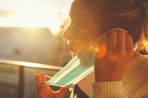 Türkiyədə qapalı məkanlarda maskadan məcburi istifadə tələbi ləğv edilib