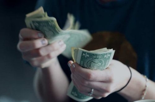 Bakıda qadın illərlə sevgilisini aldatdı: Yarım milyon pulunu aldı