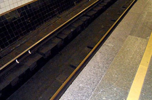 Bakı metrosunda insident - İki qız tunelə düşüb qaçdı