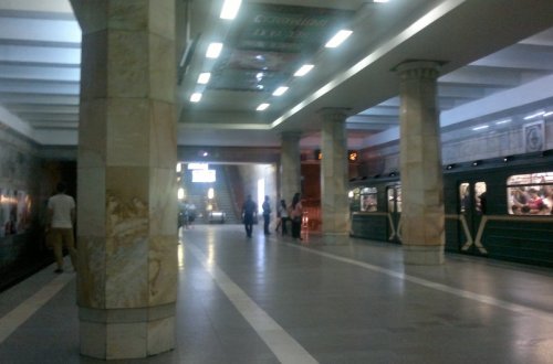 Непредвиденный случай в бакинском метро – молодые девушки спустились на пути на станции 