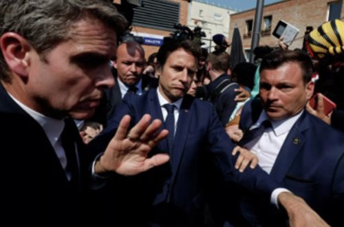 Makron pomidor atəşinə tutuldu - Video