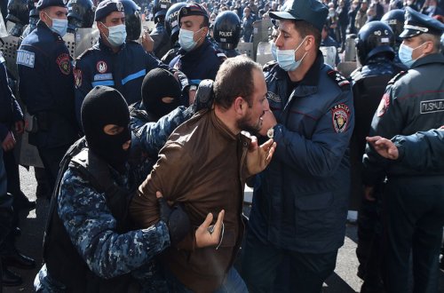 Ermənistanda etirazçılarla polis arasında toqquşma olub, saxlanılanlar var - YENİLƏNİB