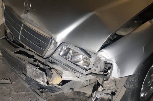 Gəncədə minik maşını “KamAZ”a çırpılıb, xəsarət alanlar var