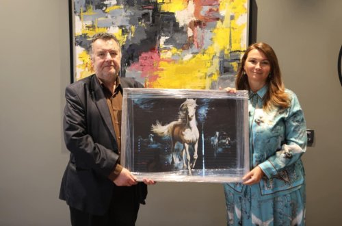 Qənirə Paşayeva Ənvər Çingizoğlunu 60 illik yubileyi münasibətilə təbrik edib