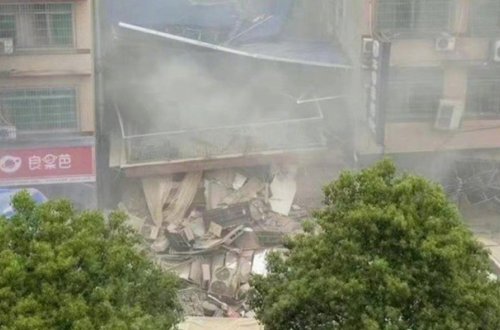 Çində altımərtəbəli bina uçdu - Fotolar