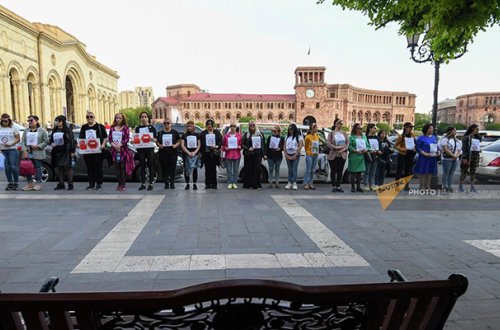 Ermənistanda qadınlar Paşinyanın əleyhinə aksiya keçirir - VİDEO