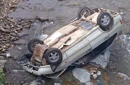 Maşın çaya aşdı, sürücü xəsarət aldı