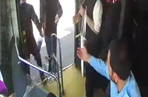 Sumqayıtda sərnişin avtobus sürücüsünü belə döydü - ANBAAN VİDEO