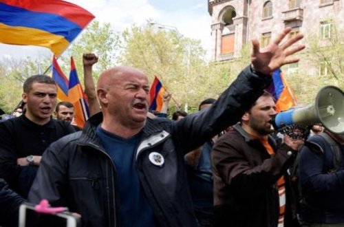 Ermənistanda etirazçılar “Zvartnots” aeroportuna gedən yolu bağlayıb