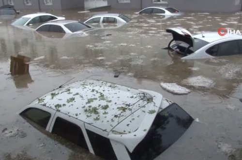 Türkiyədə sel: Avtomobillər su altında qaldı - VİDEO