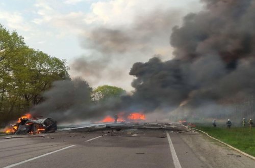 Ukraynada minik avtomobili ilə yanacaq daşıyan maşın toqquşub, 16 nəfər ölüb