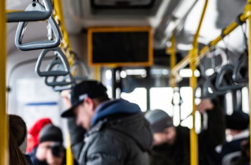 Bakıda avtobuslarda qızları bıçaqla hədələyən manyak tutuldu