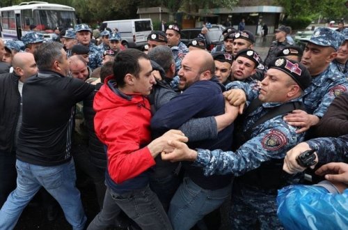 İrəvanda etirazçılarla polis arasında toqquşma olub