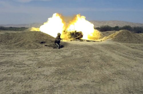 Raket və artilleriya bölmələrində döyüş atışlı taktiki təlimlər keçirilib