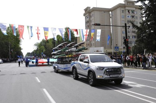 Прошел парад в честь гребной регаты 