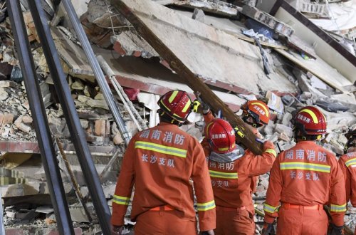 Çində bina çöküb, onlarla ölü var