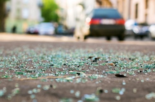 Şəmkirdə avtomobil yol kənarındakı heykələ çırpılıb, xəsarət alanlar var