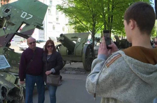 Məhv edilmiş rus hərbi maşınları Kiyev küçələrinə çıxarılıb