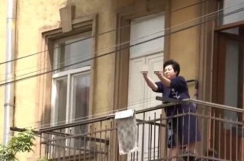 Spikerin anası etirazçıları balkondan təhqir edib?