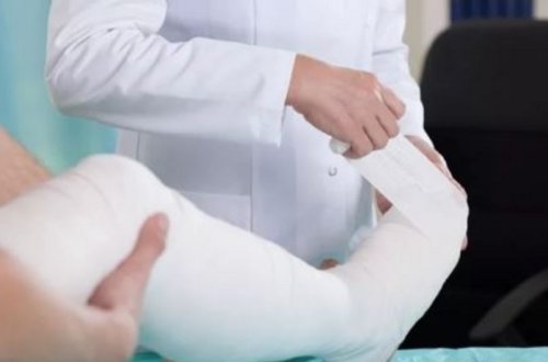 Sumqayıtda avtomobilin vurduğu gəncin ayağı sınıb