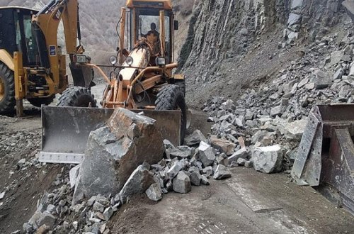 İsmayıllıda uçqun olub, yol bağlanıb