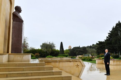 Президент Ильхам Алиев почтил память сынов Азербайджана, погибших за победу над фашизмом