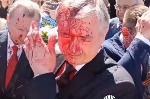 Varşavada Rusiya səfirinə “qanlı” etiraz - VİDEO