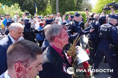 Rusiyanın Polşadakı səfirinin üzərinə boya töküblər - VİDEO
